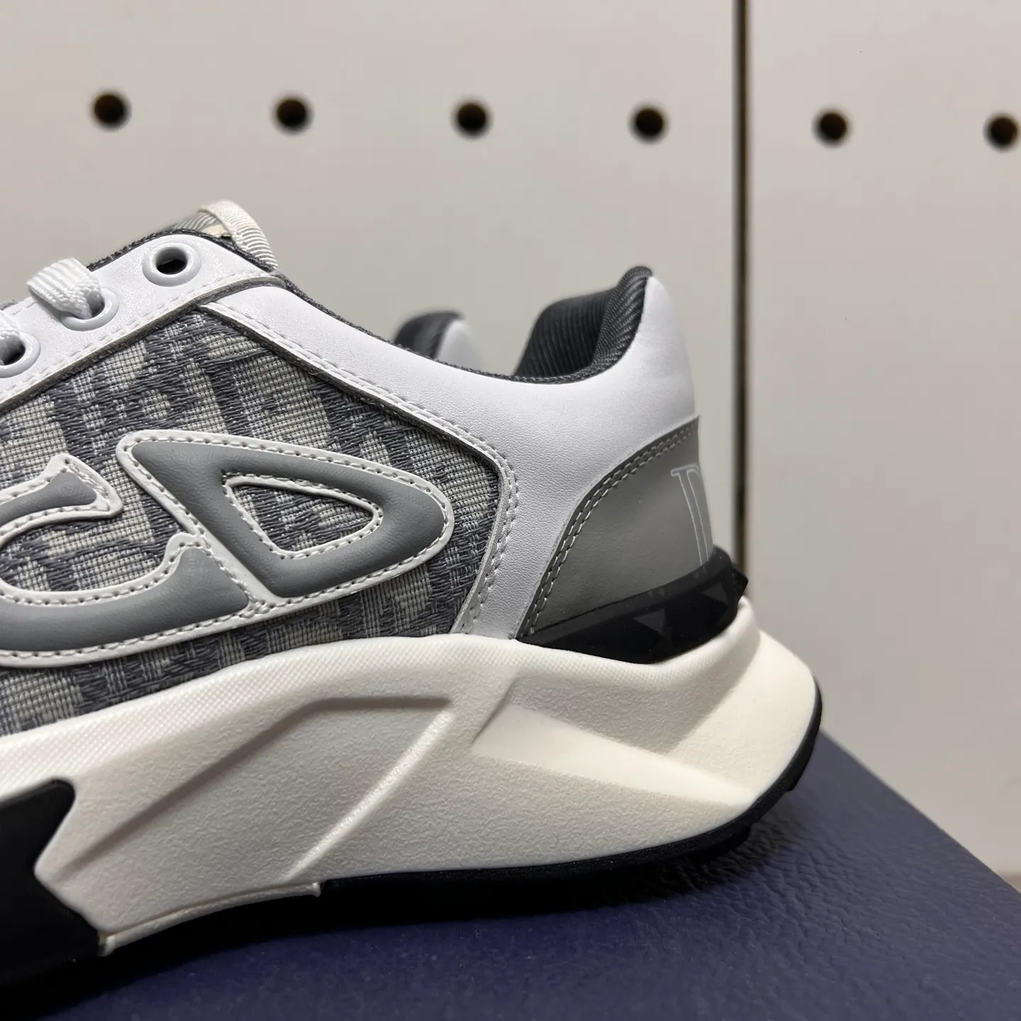 Factory price: 438💰Dior original quality.~ Unique modern style sneakers. 🏃A must-have casual shoe for trendy men😍😍 Imported cowhide fabric, sheepskin foot pads (refuse to discolor and grind feet) soles: Original soles specially provided by the original factory, French lazy style design ⚠️Fit to the feet, original quality, super comfortable original soles. Just like shooting the real thing 🎬The real thing is better, high-quality sneakers, size: 38-44 (45 and 46 can be customized)